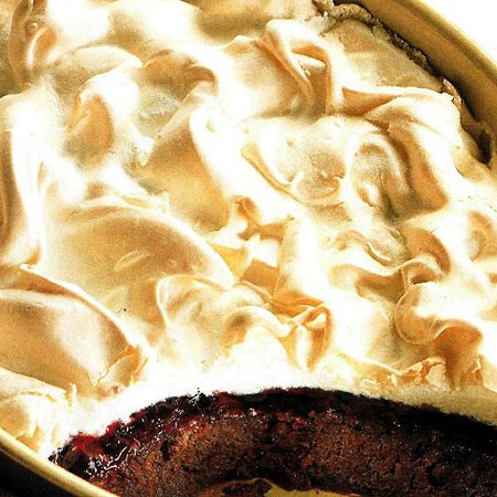 Recette du gâteau au chocolat et cerise avec couverture de meringue